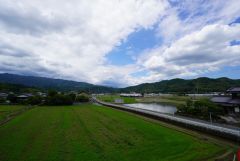 目の前に日差しを遮る建物がないので、日当たり＆風通し良好です＾＾心地よい自然の光や風を感じることができ、ほどよく開放感のある空間がつくれます。