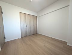 主寝室としてお使いいただけそうなこちらのお部屋は、日当たりが良く、爽やかな風を感じて起きる朝は、快適生活の始まりに。 