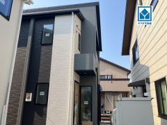 2026年8月撮影。 全2区画の新築戸建です。 歩10分圏：ロピア・白水大池公園・ナフコ・ＭｒＭａｘ・ローソン・ファミマなど。西鉄バス「松ヶ丘団地」停歩6分。大橋駅行き＾＾