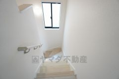 お子様も高齢の方も安心して上り下りができる手摺がついた安心設計です。 階段には小窓を配置しました。日中でも暗くなりがちな階段下が明るくなり安全ですね。