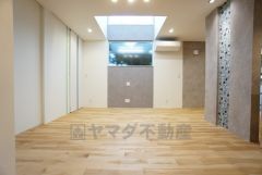 リビング上部は吹抜けとなっています＾＾天井まで見渡すことが可能であるため視線の抜けが良く、実際の部屋の広さよりも広く感じます＾＾