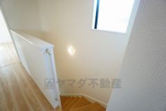 手摺り付きで上り下りも安心です。