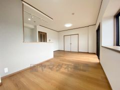 窓から光が差し込む明るいダイニングです＾＾