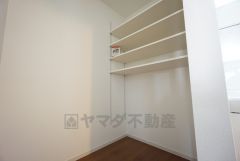 便利な洗面室収納。散らかりがちなバスタオルや清掃用品、化粧品や予備のシャンプー等もきれいに整頓できますね。