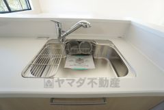 大きなお鍋も楽々洗える幅の広いシンクです＾＾ステンレスシンクなので簡単にお掃除できますよ。洗剤やスポンジもすっきりできる収納付き。