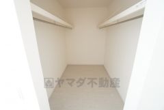 洋室にはハンガーパイプ付きのウォークインクローゼットが設けられています。たっぷり収納できるので衣替えの心配もいりませんね＾＾