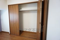 洋室にはハンガーパイプ付きのクローゼットが設けられています。たっぷり収納できるので衣替えの心配もいりませんね＾＾ 