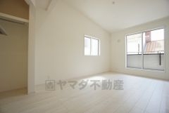 7.25帖。バルコニーに面した洋室。開放感あふれる勾配天井。