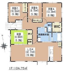 階段昇降のない平屋。リビングは19.8帖の開放感あふれる空間。客間として活用できる和室はリビングを通らず案内出来ます。