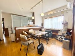 窓から光が差し込む明るいダイニングです＾＾