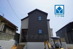 全3区画の新築戸建です＾＾ 左側が1号棟、右側が3号棟、奥が2号棟。