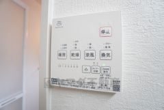 浴室暖房乾燥機には、暖房、乾燥、涼風、換気の4つの機能が付いています。タイマー付きです。換気・雨の日の洗濯も安心です＾＾