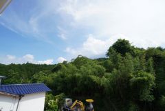 目の前に日差しを遮る建物がないので、日当たり＆風通し良好です＾＾心地よい自然の光や風を感じることができ、ほどよく開放感のある空間がつくれます。