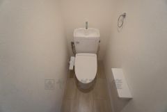 ウォシュレット、暖房便座、節電・節水機能など、使い勝手のよい高機能トイレです。 シンプルなクロスとフローリングで清潔感のある空間＾＾ 