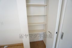 ストック品などの収納に便利なパントリー付き。