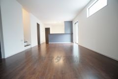 おしゃれなキッチンを中心とした開放的なリビング。 玄関へも2階へも、必ずリビングを通る動線になっているので顔を合わせる機会が増え家族団らんの間取りに＾＾ 