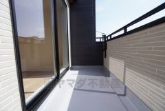 広々としたバルコニー。 天気のいい日にはお布団もまとめて干せそうですね＾＾