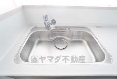 大きなお鍋も楽々洗える幅の広いシンクです＾＾ステンレスシンクなので簡単にお掃除できますよ。洗剤やスポンジもすっきりできる収納付き。