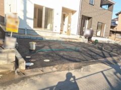 駐車スペースはゆとりある2台分を確保。マイカー用に、お客さま用に、余裕を持ってご利用いただけます。