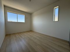 6.5帖洋室。2面採光を確保した明るい室内は、風通しも良く、大変居心地の良い空間となっております。日当たりがよく、子供部屋としての利用もおすすめ。