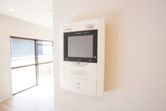 防犯はもちろん、セールスマン対策にもなるモニター付きインターホンです。 来訪者の顔が見えるので安心ですね＾＾