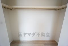 ウォークインクローゼット付き＾＾ハンガーパイプ下にボックスを置いて、枕棚を活用して、たっぷりと収納できそうです＾＾