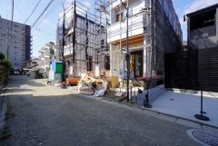 前面道路は南側約4ｍの私道に面しています。 住人以外の車の進入も少なく、小さなお子様を持つご家庭にも安心です。 