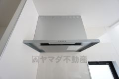 お手入れが簡単なスリム型レンジフードです。調理により発生する油煙や臭いを吸い込み、屋外へ排気してくれます。