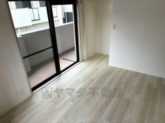 主寝室としてお使いいただけそうなこちらのお部屋は、日当たりが良く、爽やかな風を感じて起きる朝は、快適生活の始まりに。