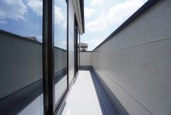 陽当たりの良いバルコニーです。足元は防水工事施工済です。
