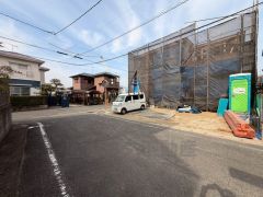 前面道路は西・北側約6ｍの公道に面しています。 道路幅が大きいので駐車もラクラクできそうですね＾＾ 