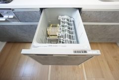 炊事時間を大幅に短縮できる食器洗浄乾燥機付き＾＾食器を洗う手間が減るので家族とのコミュニケーションの時間や自分の時間が増えますね。