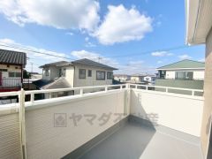 幅広のインナーバルコニーは多少の雨でも洗濯物を守ってくれ、家事を助けてくれること間違いなし。眩しすぎる日差しも和らげます。