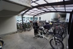 駐輪場。 アプローチからの動線が良く、毎日の自転車の出し入れもスムーズに行えます＾＾日々の通勤・通学を快適にサポート。 