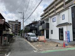 前面道路は南東側約3.9ｍの公道に面しています。