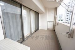 広々としたバルコニー。お洗濯やお布団干しはもちろん、日光浴スペースにも＾＾ 天気のいい日にはお布団もまとめて干せそうですね＾＾ 