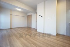 窓から光が差し込む明るいダイニングです＾＾