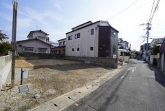 前面道路は西側約3.95ｍの公道に面しています。