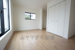 7.8帖。主寝室としてお使いいただけそうなこちらのお部屋は、日当たりが良く、爽やかな風を感じて起きる朝は、快適生活の始まりに。 