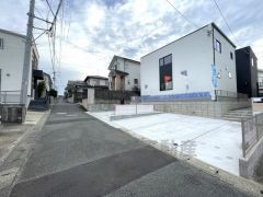 前面道路は4ｍの公道に面しています。