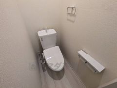 1階2階の2ヶ所にトイレがありますので、忙しい朝にも家族に気を使わず、ゆとりが生まれますね＾＾ 小窓付きで換気する時に便利です＾＾