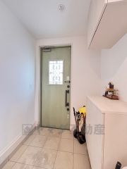 採光も考えられた明るい玄関です。たっぷり収納できるシューズボックス付きなので、家族全員の靴がきれいに整頓できます＾＾