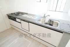 対面式キッチンなのでリビングにいるご家族とコミュニケーションを取りながら洗い物や、お料理が楽しめそうですね＾＾ 