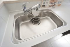 広々としたステンレスシンクには、洗剤やスポンジを収納出来るラック付き。広さも確保しているので、大きなお鍋も洗いやすいです。