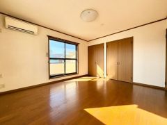 9帖。主寝室としてお使いいただけそうなこちらのお部屋は、日当たりが良く、爽やかな風を感じて起きる朝は、快適生活の始まりに＾＾ 