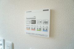 雨の日の洗濯も安心できる浴室暖房乾燥機付き浴室。リモコンで操作もボタン1つで簡単。