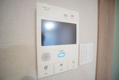 防犯はもちろん、セールスマン対策にもなるモニター付きインターホンです。 来訪者の顔が見えるので安心ですね＾＾
