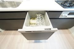炊事時間を大幅に短縮できる食器洗浄乾燥機付き＾＾食器を洗う手間が減るので家族とのコミュニケーションの時間や自分の時間が増えますね。