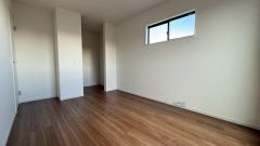 主寝室としてお使いいただけそうなこちらのお部屋は、日当たりが良く、爽やかな風を感じて起きる朝は、快適生活の始まりに＾＾