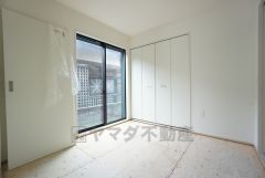 リビング隣には、ホッとできる和室を用意。客間としてはもちろん、お子様のお昼寝スペースや書斎としても活躍してくれそうです＾＾